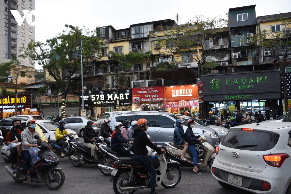 Giao thông nội đô Hà Nội cận Tết, mật độ xe cộ dày đặc nhưng không ùn tắc - Ảnh 6.