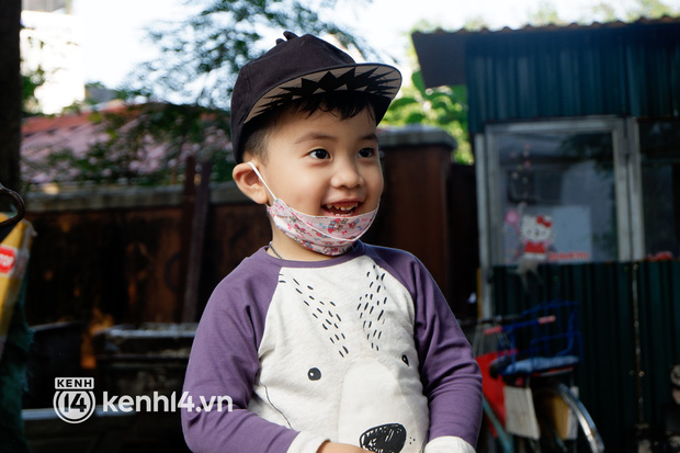 Tết ấm áp của bé trai 2 tuổi theo mẹ đi gom rác ở Hà Nội: Đón giao thừa tại phòng trọ 10m2 rồi lại tiếp tục công việc - Ảnh 4.
