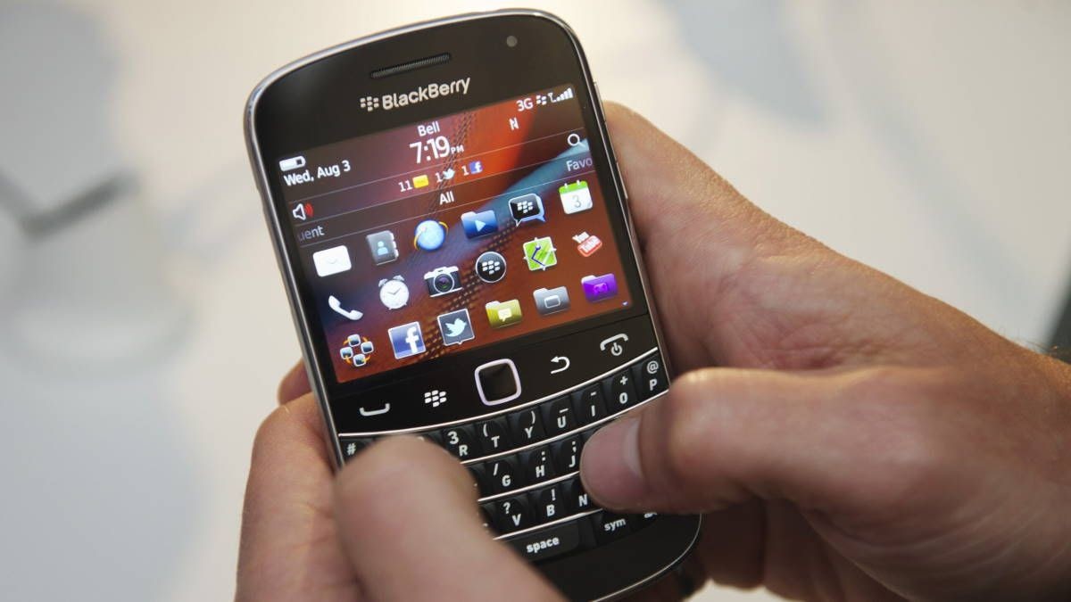 Từ ngày mai, điện thoại BlackBerry sẽ bị ngừng hoạt động, không khác cục chặn giấy - Ảnh 1.