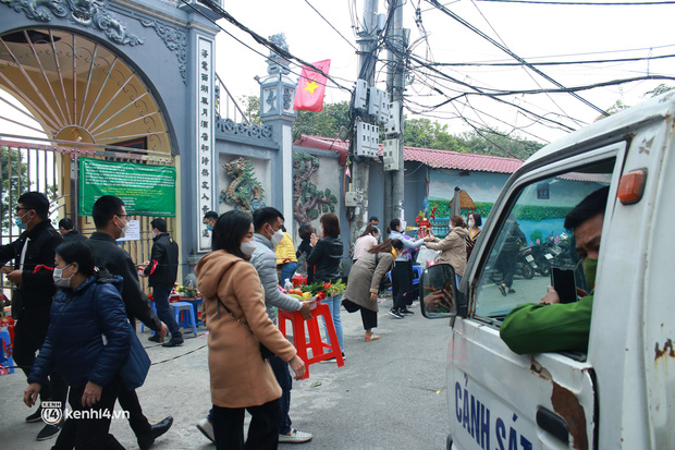  Hà Nội: Nhiều người dân tập trung vái vọng trước phủ Tây Hồ ngày mùng 1 tháng Chạp, công an phải ra quân nhắc nhở - Ảnh 5.