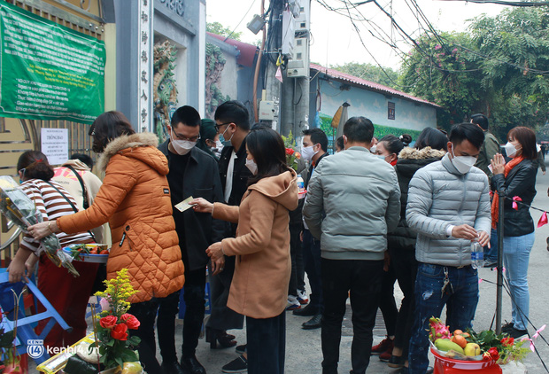  Hà Nội: Nhiều người dân tập trung vái vọng trước phủ Tây Hồ ngày mùng 1 tháng Chạp, công an phải ra quân nhắc nhở - Ảnh 9.