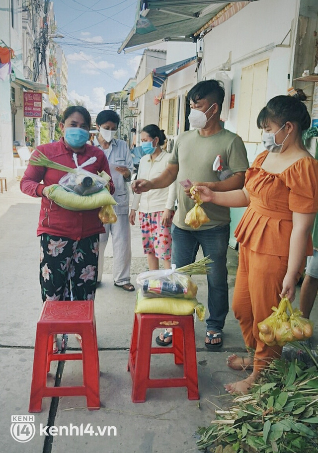  Gặp lại chú chủ trọ tốt bụng nhất Sài Gòn ngày cuối năm: Cùng con gái tặng tiền, quà Tết cho người thuê trọ  - Ảnh 1.