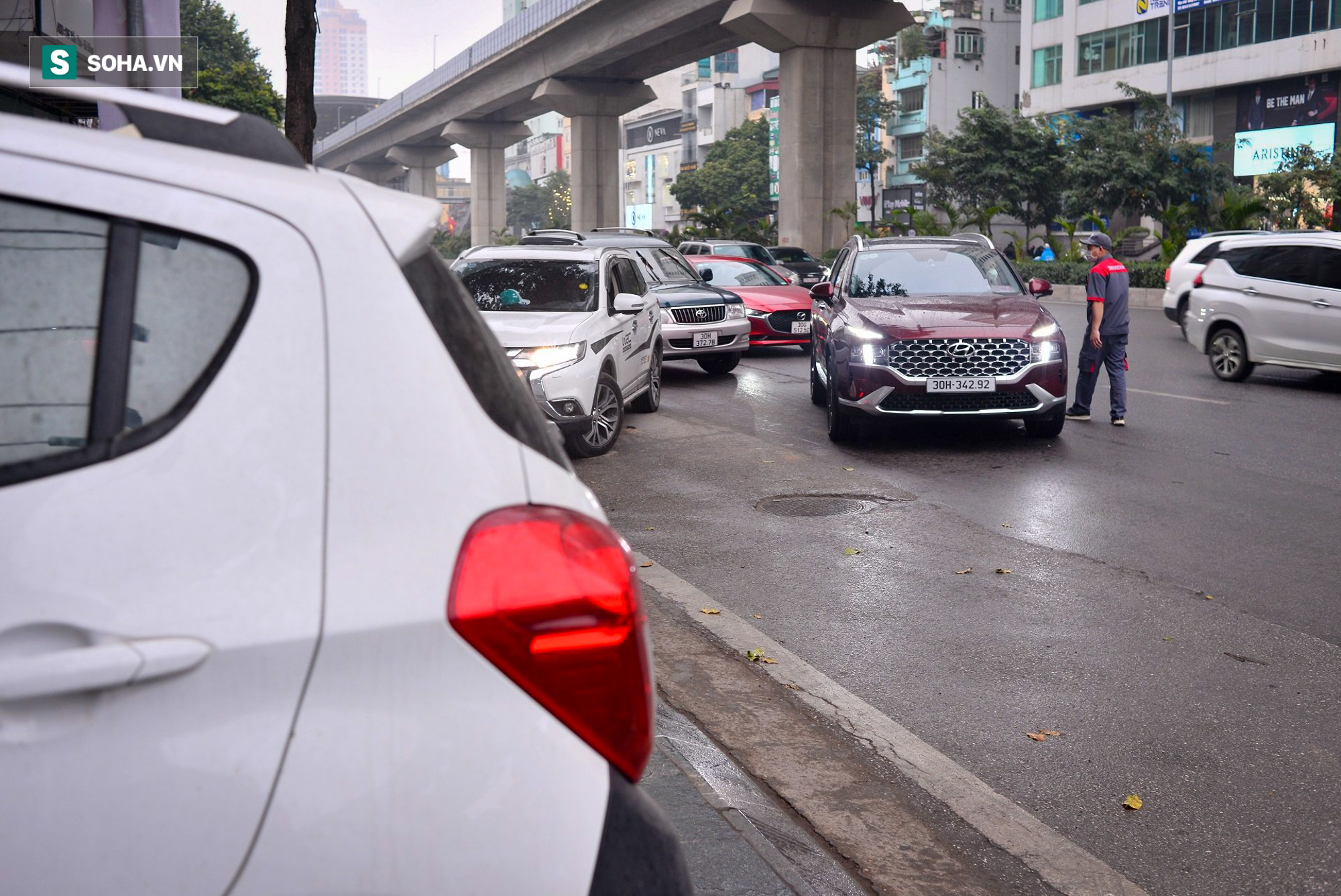  Ô tô, xe máy xếp hàng chờ bảo dưỡng ngày 28 Tết, nhân viên căng sức làm từ sáng đến đêm - Ảnh 1.