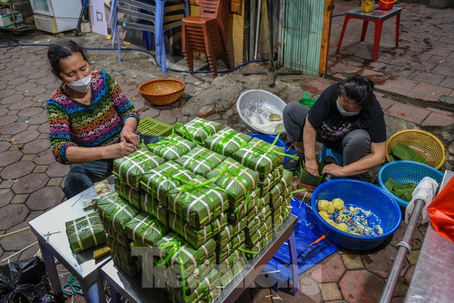  Thức xuyên đêm canh nồi bánh chưng trên vỉa hè Hà Nội  - Ảnh 11.