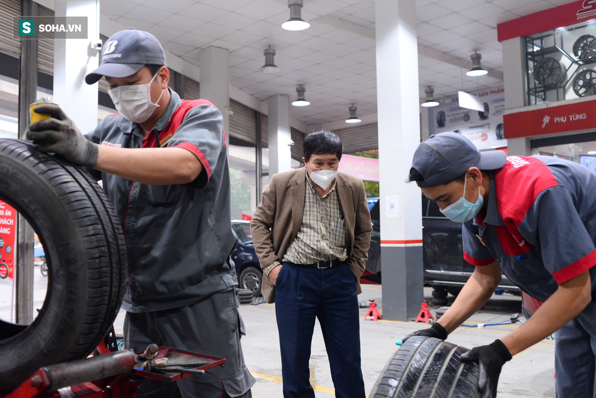  Ô tô, xe máy xếp hàng chờ bảo dưỡng ngày 28 Tết, nhân viên căng sức làm từ sáng đến đêm - Ảnh 3.