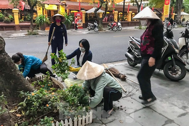  Đào bung sắc bên thảm hoa rực rỡ quanh Hồ Gươm đón Tết Nhâm Dần 2022  - Ảnh 24.