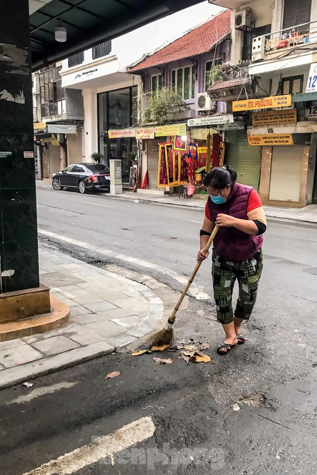  Đào bung sắc bên thảm hoa rực rỡ quanh Hồ Gươm đón Tết Nhâm Dần 2022  - Ảnh 25.