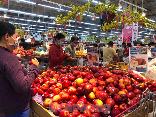  Siêu thị ngày Tết: Nửa đêm vẫn rồng rắn xếp hàng chờ thanh toán  - Ảnh 4.