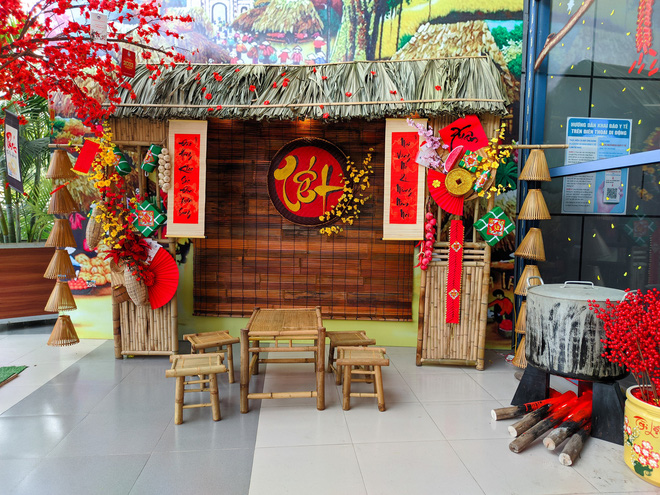 Tết là dịp để trang trí và tô điểm không gian nhà cửa trở nên lung linh và ngập tràn màu sắc. Hãy xem hình ảnh về trang trí Tết để cảm nhận sự phấn khởi, tinh tế và đầy nghệ thuật của truyền thống Việt Nam.