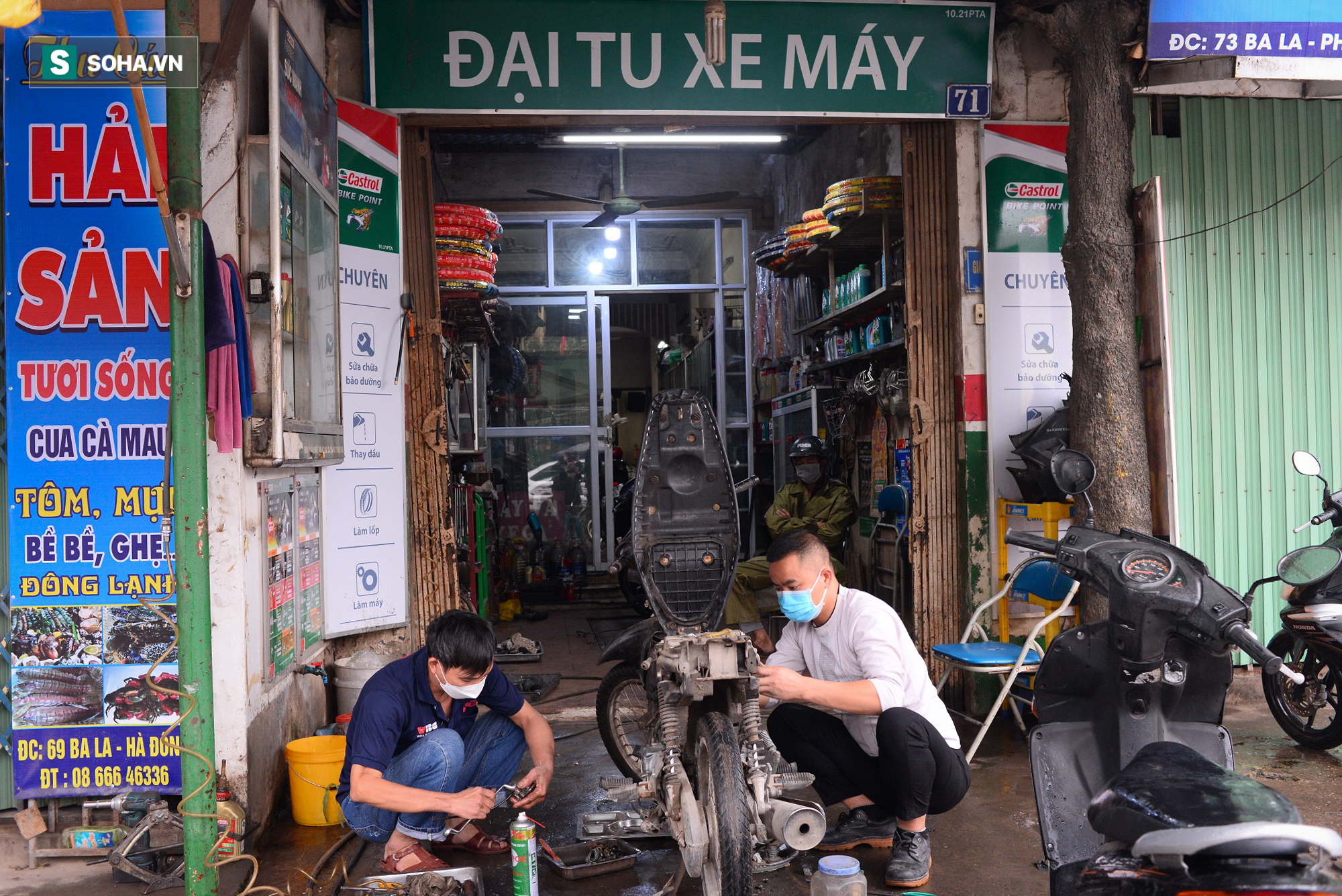  Ô tô, xe máy xếp hàng chờ bảo dưỡng ngày 28 Tết, nhân viên căng sức làm từ sáng đến đêm - Ảnh 5.