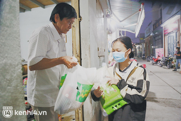  Gặp lại chú chủ trọ tốt bụng nhất Sài Gòn ngày cuối năm: Cùng con gái tặng tiền, quà Tết cho người thuê trọ  - Ảnh 7.