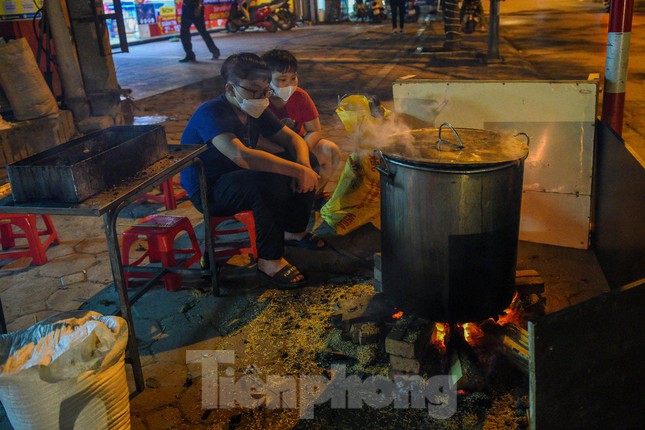  Thức xuyên đêm canh nồi bánh chưng trên vỉa hè Hà Nội  - Ảnh 10.