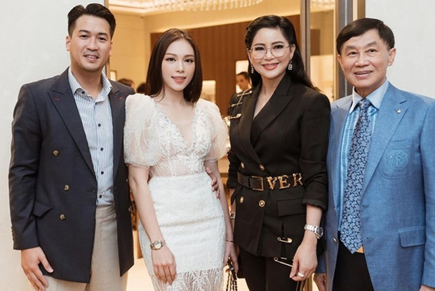 Vua hàng hiệu Johnathan Hạnh Nguyễn chụp ảnh Tết cùng con dâu tương lai ở biệt phủ, làm 1 hành động đặc biệt khiến CDM càng tin siêu đám cưới đã đến rất gần - Ảnh 6.