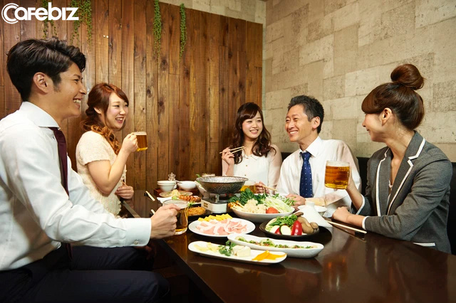  Tiệc tất niên độc đáo của người Nhật: Ở bên đồng nghiệp, không ép rượu, vui say nhưng vẫn phải đúng mực…  - Ảnh 1.