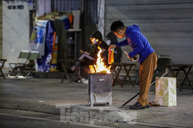  Người dân đến Hồ Gươm đón giao thừa  - Ảnh 23.