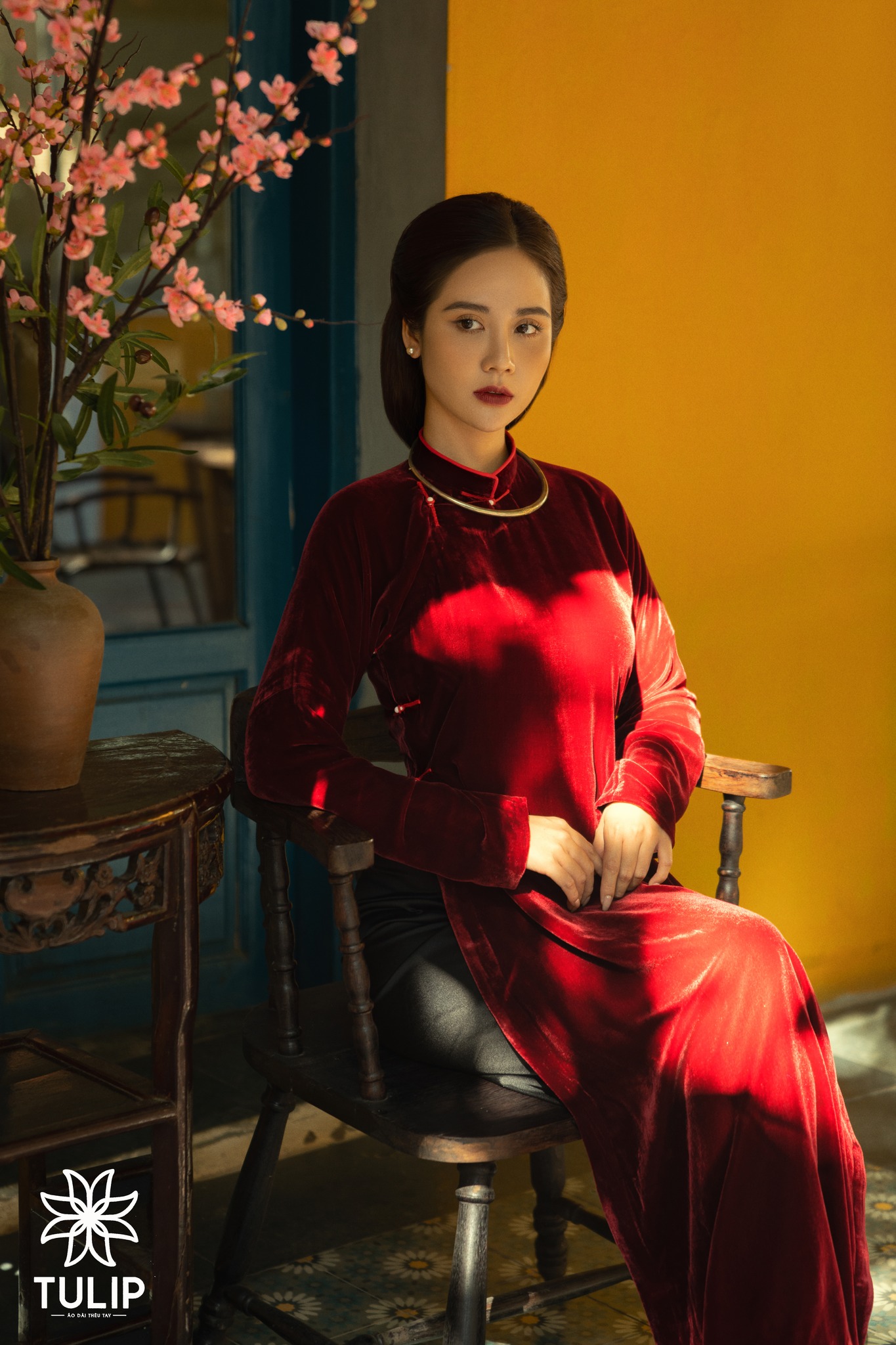 Áo dài Tết: Đón Tết Nguyên Đán với áo dài truyền thống vô cùng đẹp mắt và tinh tế. Những bộ áo dài Tết mang đầy ý nghĩa của dân tộc Việt Nam sẽ khiến bạn tự tin trên mọi bức hình và mang đến một không khí Tết ấm áp cho gia đình và bạn bè.