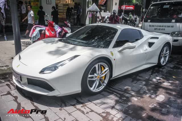 Chưa đủ thoả mãn với Lamborghini Aventador SVJ, ông chủ chuỗi nhà thuốc lớn nhất Việt Nam sắm thêm Ferrari 488 Spider chơi Tết - Ảnh 6.