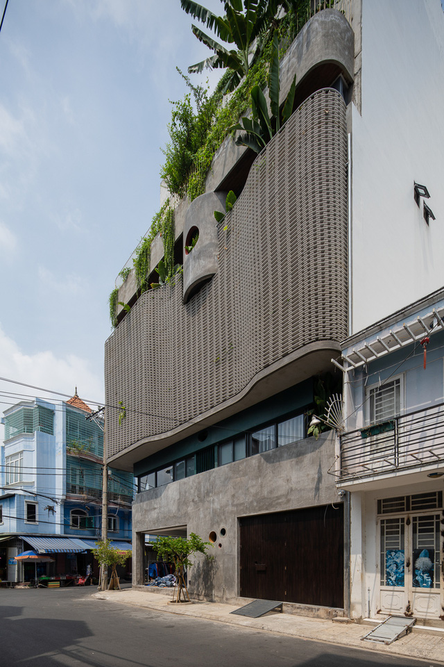  Căn nhà hiện đại 6 tầng trong lòng chợ chật hẹp ở TP.HCM: Đằng sau bức tường bê tông vòng cung là ‘thế giới chill’ ấm cúng, xanh mướt  - Ảnh 7.