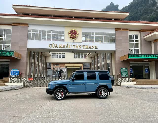 Doanh nhân Nguyễn Quốc Cường đứng lên nóc Mercedes-AMG G 63 trị giá 11 tỷ đồng, tạo dáng check-in tại Lạng Sơn - Ảnh 3.