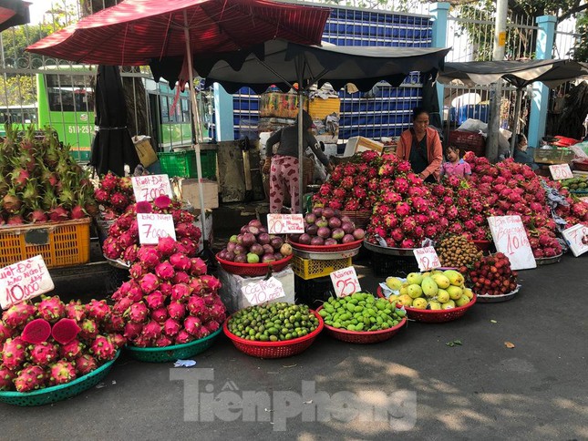  Thanh long siêu rẻ 5.000 đồng/kg tràn ngập vỉa hè ở TPHCM  - Ảnh 2.