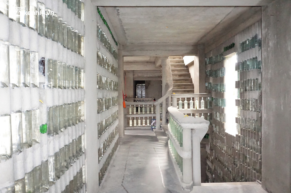  Bên trong ngôi nhà 2 tầng được xây dựng bằng hàng chục nghìn vỏ chai của dị nhân ở Hội An - Ảnh 12.
