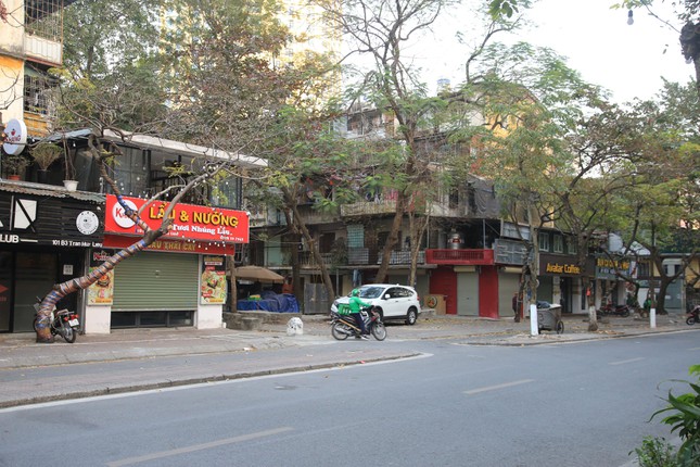  Hàng quán nghỉ Tết sớm, phố phường Hà Nội vắng lặng cuối tuần  - Ảnh 13.