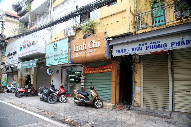  Hàng quán nghỉ Tết sớm, phố phường Hà Nội vắng lặng cuối tuần  - Ảnh 9.