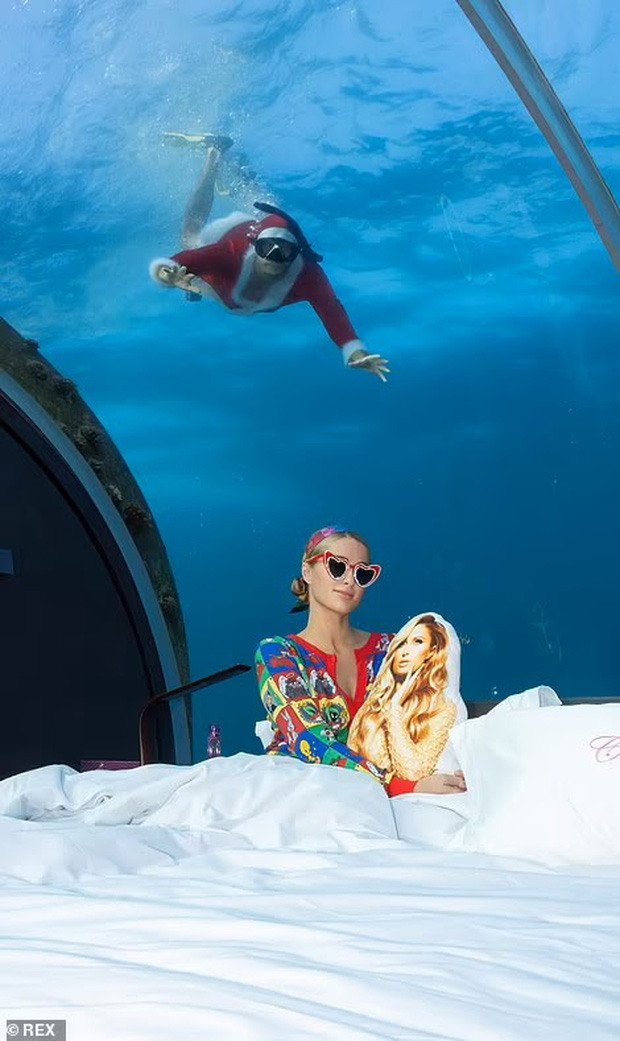 Paris Hilton gây sốc với tuần trăng mật xa hoa khó tin: Khách sạn 5m dưới biển, phòng gần nửa tỷ/đêm, chồng lặn giúp vợ sống ảo - Ảnh 6.