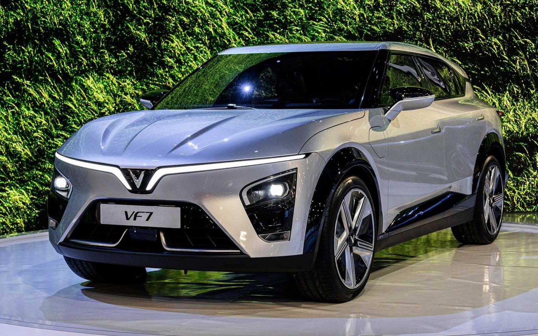 VinFast đã bắt tay với những tên tuổi nước ngoài nào để tạo ra những chiếc xe điện của riêng mình?