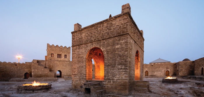 Dacha fotosuratida etuk yalangoch ayollar