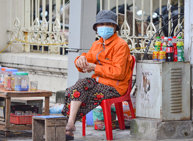  Chùm ảnh: Người dân Hà Nội mặc áo ấm, co ro khi ra đường trong đợt không khí lạnh đầu tiên - Ảnh 5.