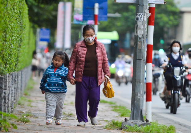  Chùm ảnh: Người dân Hà Nội mặc áo ấm, co ro khi ra đường trong đợt không khí lạnh đầu tiên - Ảnh 4.