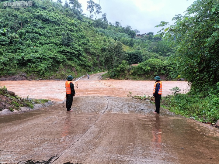 Mưa lớn khiến nước tràn lên quốc lộ ở Huế, cô lập nhiều nơi ở vùng núi Quảng Trị - Ảnh 5.