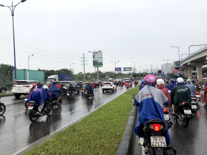 TP HCM: Sáng sớm, hàng ngàn phương tiện đánh vật dưới mưa - Ảnh 4.