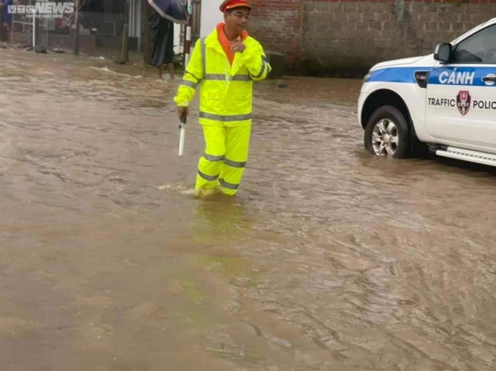 Mưa lớn khiến nước tràn lên quốc lộ ở Huế, cô lập nhiều nơi ở vùng núi Quảng Trị - Ảnh 3.