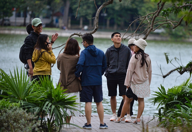 Chùm ảnh: Người dân Hà Nội mặc áo ấm, co ro khi ra đường trong đợt không khí lạnh đầu tiên - Ảnh 11. Chùm ảnh: Người dân Hà Nội mặc áo ấm, co ro khi ra đường trong đợt không khí lạnh đầu tiên - Ảnh 11.