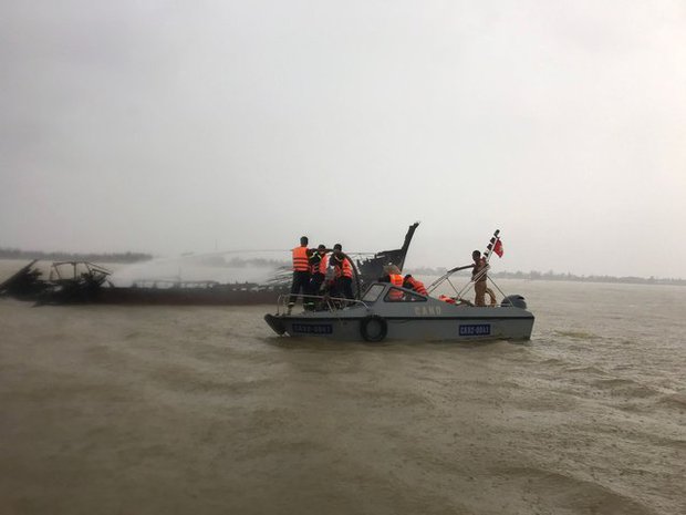  Hiện trường hàng loạt tàu, ca nô du lịch bốc cháy tại Cửa Đại: Thiệt hại khoảng 20 tỉ đồng - Ảnh 6.