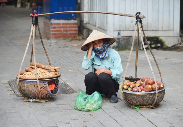 Chùm ảnh: Người dân Hà Nội mặc áo ấm, co ro khi ra đường trong đợt không khí lạnh đầu tiên - Ảnh 8.