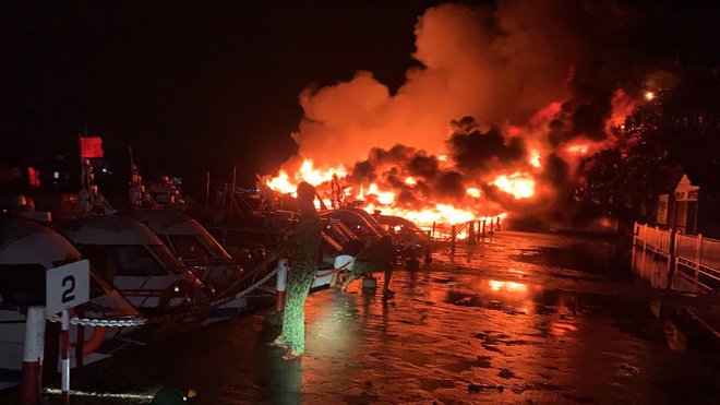 Hiện trường hàng loạt tàu, ca nô du lịch bốc cháy tại Cửa Đại: Thiệt hại khoảng 20 tỉ đồng - Ảnh 2. Hiện trường hàng loạt tàu, ca nô du lịch bốc cháy tại Cửa Đại: Thiệt hại khoảng 20 tỉ đồng - Ảnh 2.