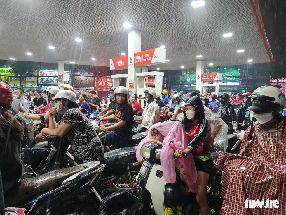 Dầm mưa cả tiếng, đi 5km, tới ba cây xăng mới đổ được xăng - Ảnh 7. Dầm mưa cả tiếng, đi 5km, tới ba cây xăng mới đổ được xăng - Ảnh 7.
