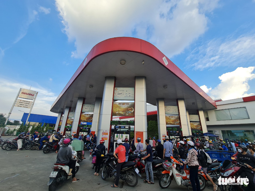 Dầm mưa cả tiếng, đi 5km, tới ba cây xăng mới đổ được xăng - Ảnh 5. Dầm mưa cả tiếng, đi 5km, tới ba cây xăng mới đổ được xăng - Ảnh 5.