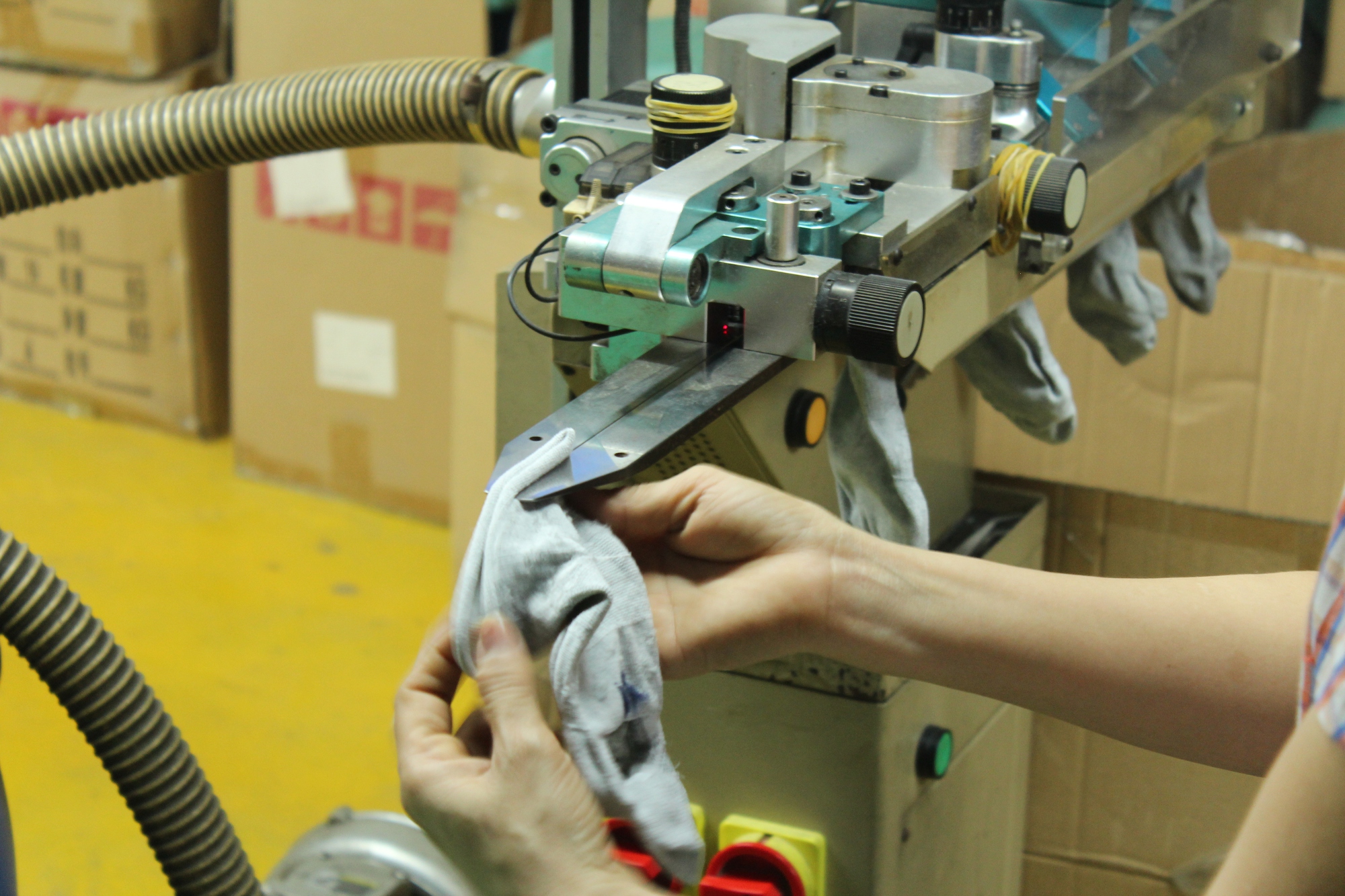 Tiên phong ngành vải sợi xanh, Founder thương hiệu tất tái chế Re.socks: Công ty “mém” đóng cửa 2 lần nhưng tính tôi cứng đầu, muốn đi tới cùng! - Ảnh 4.