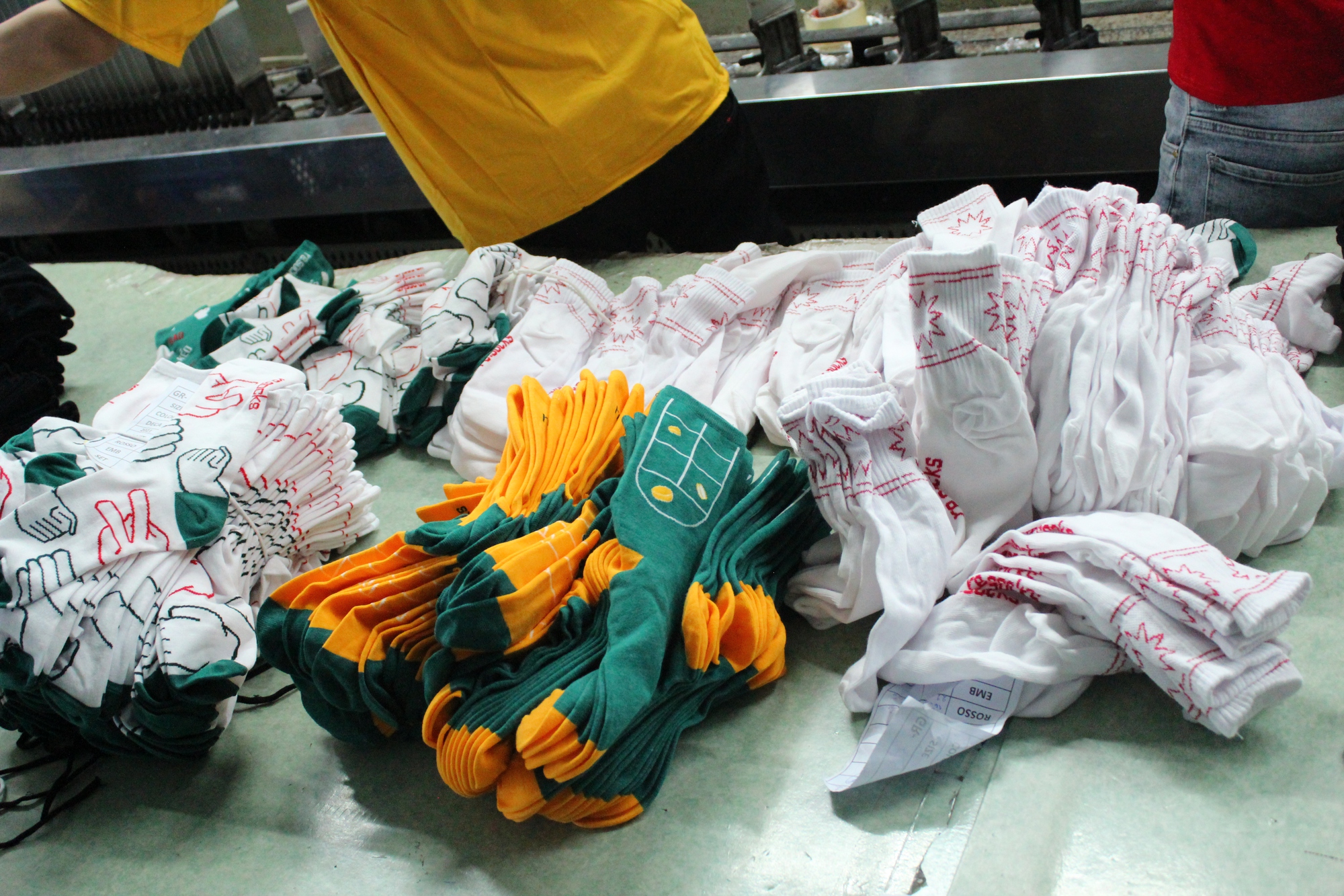 Tiên phong ngành vải sợi xanh, Founder thương hiệu tất tái chế Re.socks: Công ty “mém” đóng cửa 2 lần nhưng tính tôi cứng đầu, muốn đi tới cùng! - Ảnh 3.