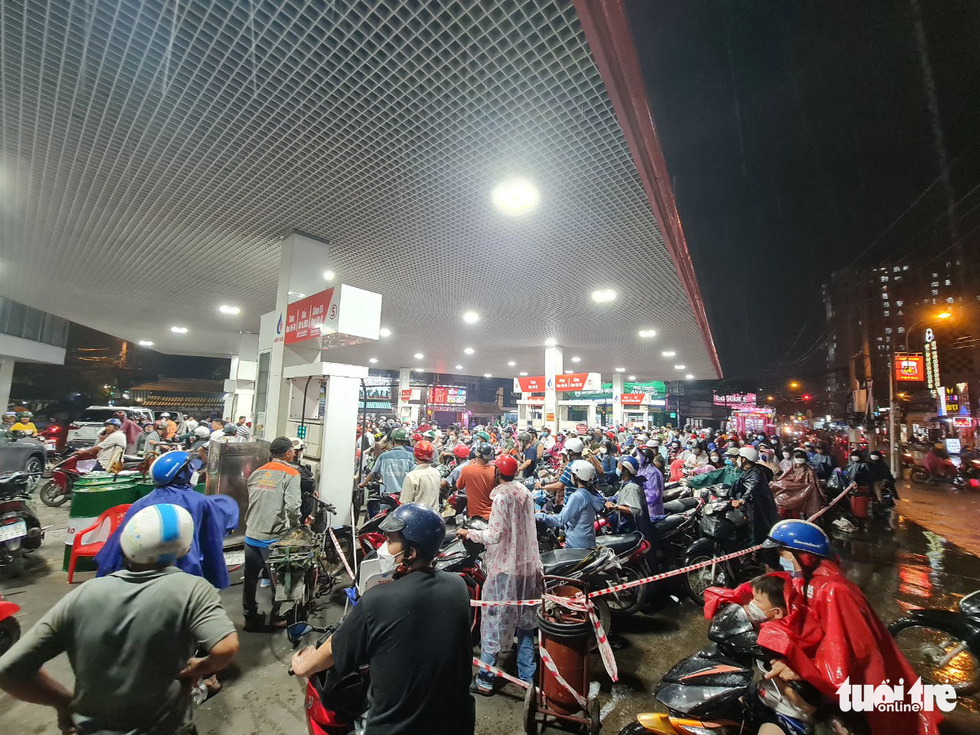Dầm mưa cả tiếng, đi 5km, tới ba cây xăng mới đổ được xăng - Ảnh 1. Dầm mưa cả tiếng, đi 5km, tới ba cây xăng mới đổ được xăng - Ảnh 1.
