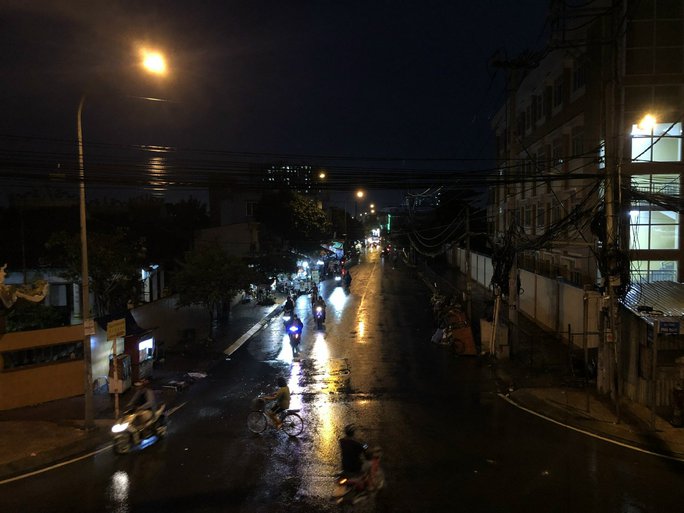 TP HCM: Cảnh bất ngờ ở con đường bì bõm mỗi khi triều cường - Ảnh 9.