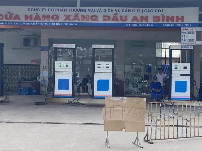 Toàn cảnh cây xăng ở TP HCM từ sáng đến chiều 12-10 - Ảnh 7. Toàn cảnh cây xăng ở TP HCM từ sáng đến chiều 12-10 - Ảnh 7.
