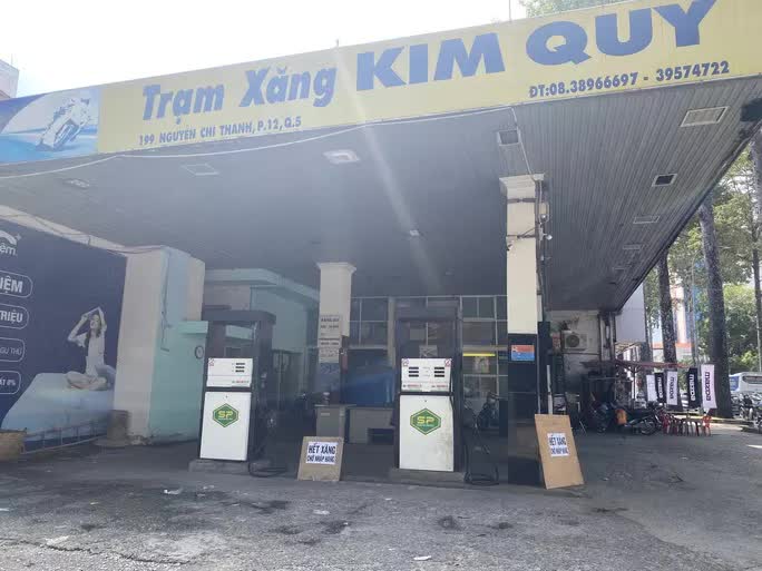 Toàn cảnh cây xăng ở TP HCM từ sáng đến chiều 12-10 - Ảnh 5. Toàn cảnh cây xăng ở TP HCM từ sáng đến chiều 12-10 - Ảnh 5.