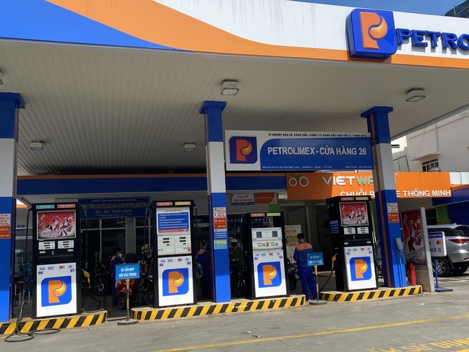 Toàn cảnh cây xăng ở TP HCM từ sáng đến chiều 12-10 - Ảnh 4. Toàn cảnh cây xăng ở TP HCM từ sáng đến chiều 12-10 - Ảnh 4.