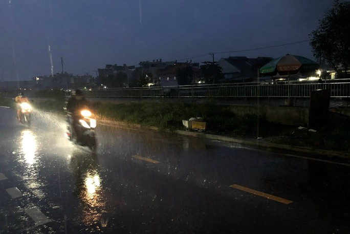 TP HCM: Cảnh bất ngờ ở con đường bì bõm mỗi khi triều cường - Ảnh 5.