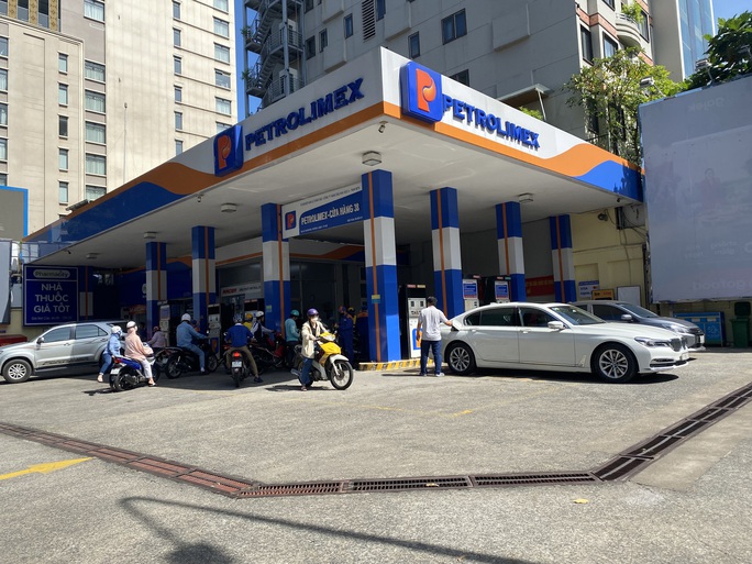 Toàn cảnh cây xăng ở TP HCM từ sáng đến chiều 12-10 - Ảnh 3. Toàn cảnh cây xăng ở TP HCM từ sáng đến chiều 12-10 - Ảnh 3.
